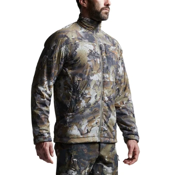 img_SITKA_WL_2022_600043-TM-Ambient-Jacket-Optifade-Timber_Studio_01096.webp